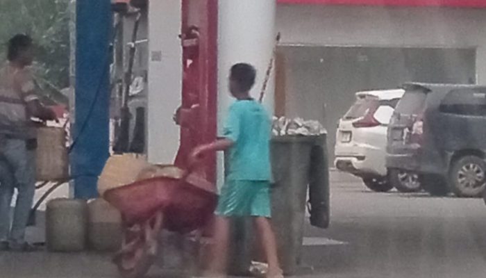 SPBU Belilas Inhu Diduga Langgar SOP: BBM Subsidi Diisi ke Jeriken Secara Terang-Terangan!
