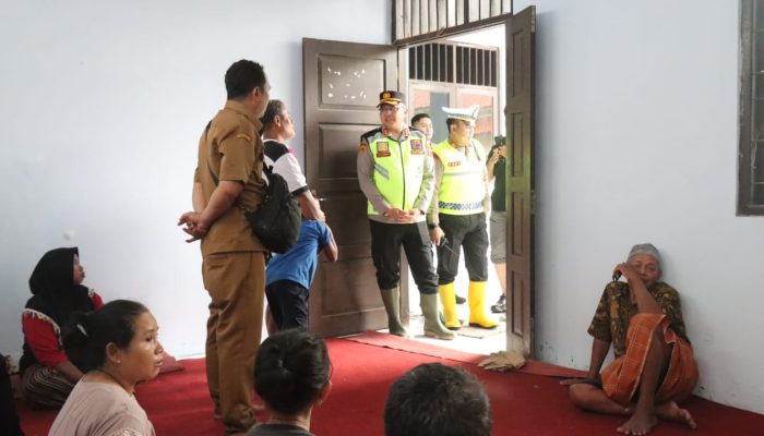 Banjir di Desa Pait Mulai Surut, Kapolres Pekalongan Sambangi 207 Pengungsi di Siwalan