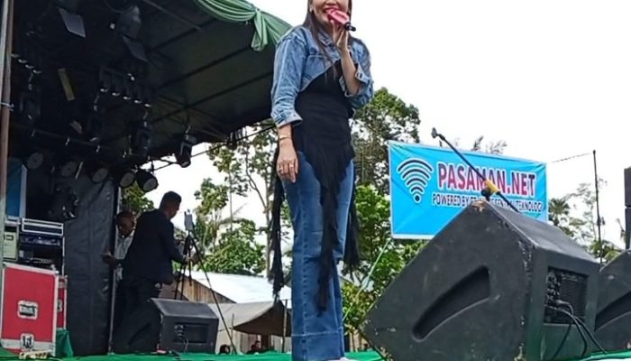 Konser Ovhy Fristy Meriahkan Pembukaan Open Turnamen di Simpang Kalam