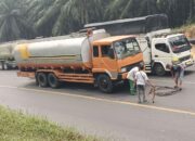 Truk Tangki Fuso Gagal Menanjak di Bukit Kodok, Muatan Diduga Solar Puluhan Ton Jadi Sorotan