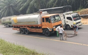 Truk Tangki Fuso Gagal Menanjak di Bukit Kodok, Muatan Diduga Solar Puluhan Ton Jadi Sorotan