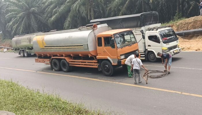 Truk Tangki Fuso Gagal Menanjak di Bukit Kodok, Muatan Diduga Solar Puluhan Ton Jadi Sorotan