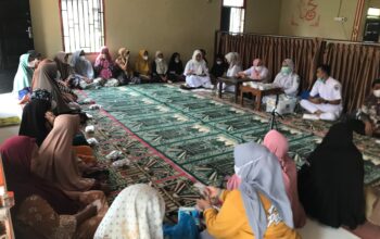 Diserahkan Saat Posyandu, Pemnag Sungai Janiah Talu Bagikan Bantuan Masker Medis Untuk Lansia