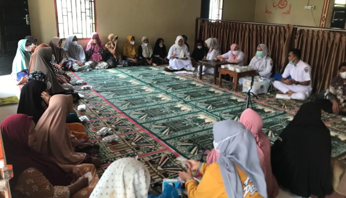 Diserahkan Saat Posyandu, Pemnag Sungai Janiah Talu Bagikan Bantuan Masker Medis Untuk Lansia