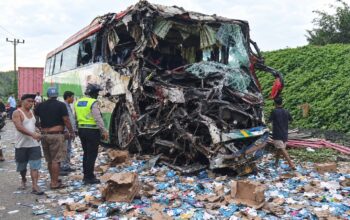 Tabrakan Bus Chandra dan Truk Box Bermuatan Obat di Bilah Hulu, Kemacetan Dilaporkan Capai Puluhan Kilometer