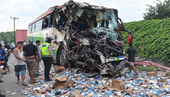 Tabrakan Bus Chandra dan Truk Box Bermuatan Obat di Bilah Hulu, Kemacetan Dilaporkan Capai Puluhan Kilometer